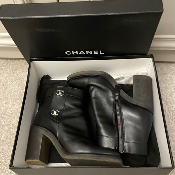 Chanel turn lock boots 38.5 - Picture 2 of 15